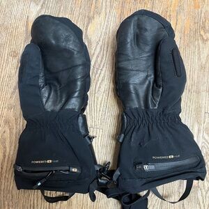 Thermic heated mittens- comes with 2 battery packs packs. missing charging cable